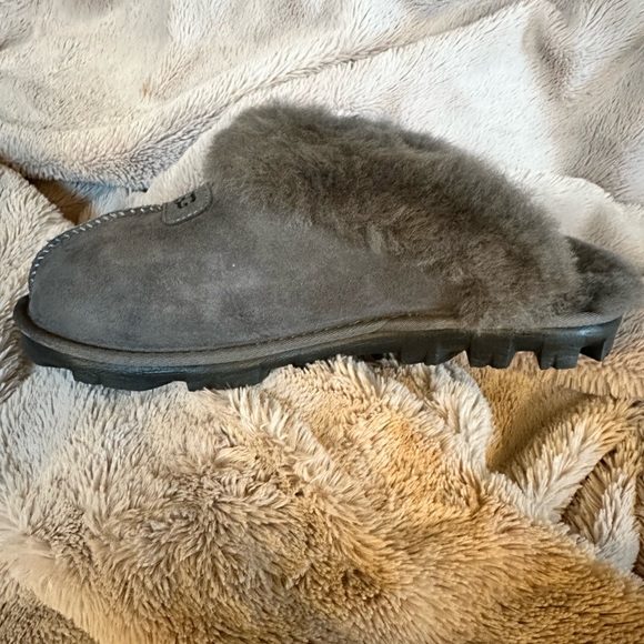 Ugg Slippers for MEN or WOMEN. Brand New. Grey, size 12 US. Never worn. - Picture 8 of 9